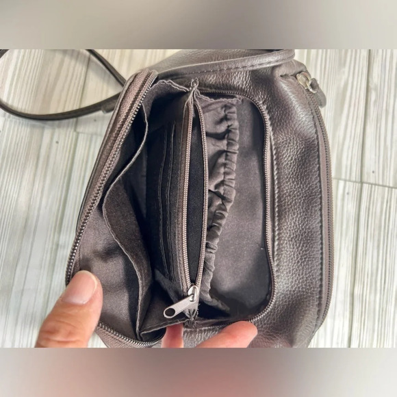 STONE MOUNTAIN Dark Brown Pebble Leather Crossbody Bag Embossed Logo Like New - Picture 4 of 9